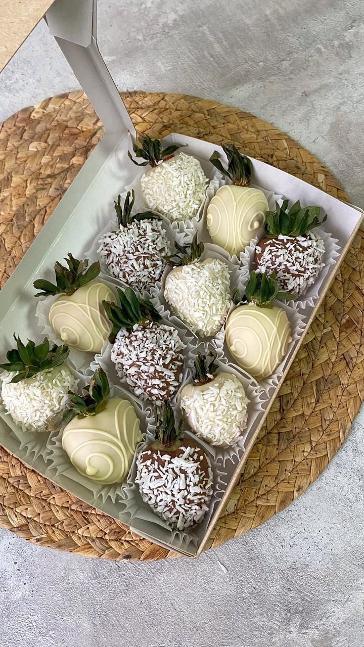 Клубника в шоколаде с кокосовой стружкой, 9 ягод