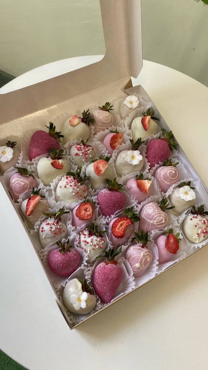 Розовая клубника в шоколаде с цветочным декором, 28 ягод